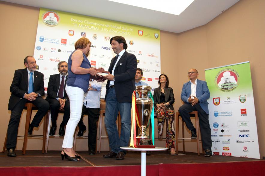 Presentación del IIIer Memorial Luis Aragonés -  Las autoridades entregando un recuerdo.