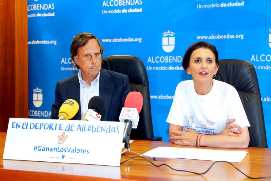 Presentación Campaña en el Deporte de Alcobendas Ganan los Valores -  Imagen del alcalde con la concejal.