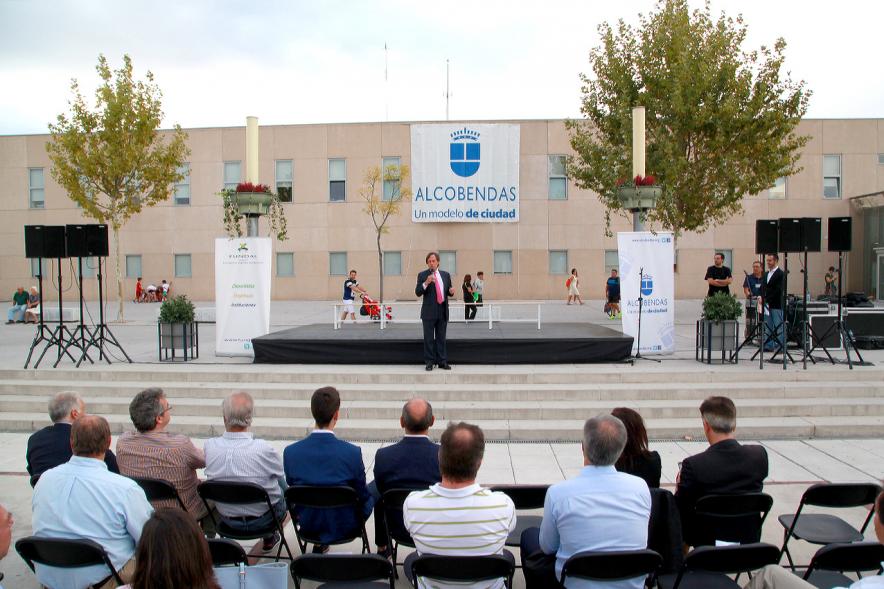 Presentación Equipos FUNDAL Temporada 2016-17 - El alcalde con los participantes.