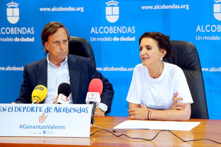 Presentación Campaña en el Deporte de Alcobendas Ganan los Valores -  Imagen del alcalde  y la concejal.
