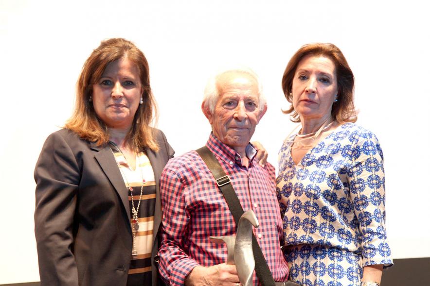 Semana del Mayor 2018 - Presentación - Imagen de dos representantes municipales y un participante.
