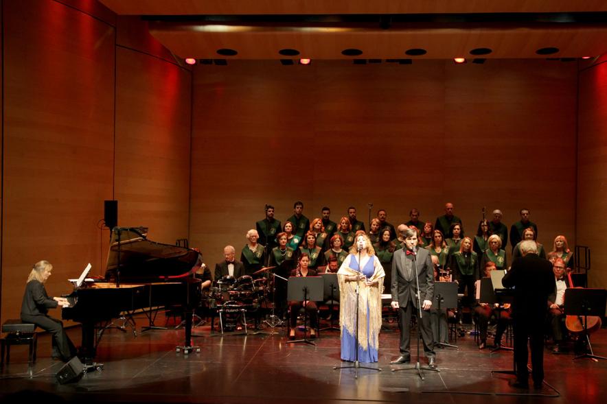 Presentación de las Fiestas de la Virgen de La Paz 2018 - Imagen de un momento de la actuación de los cantantes y la orquesta.