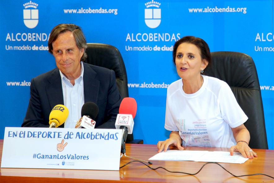 Presentación Campaña en el Deporte de Alcobendas Ganan los Valores - Imagen del alcalde con la concejal. 