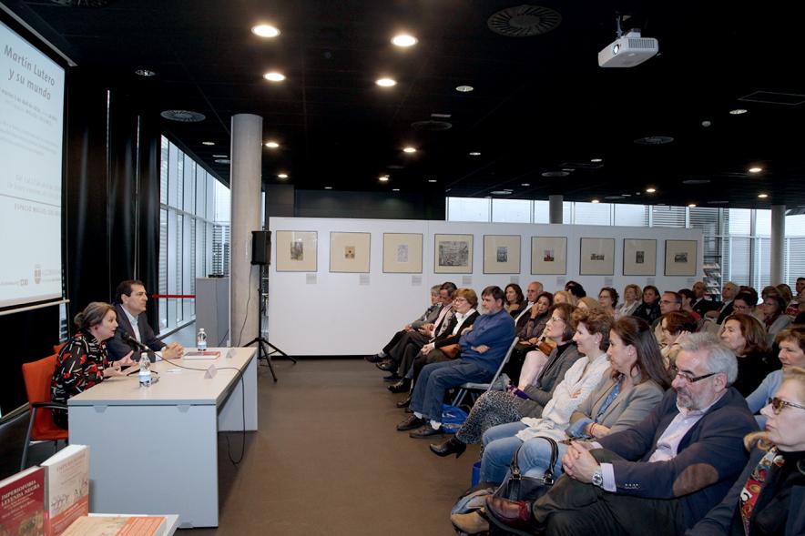 Presentación Libro "Imperiofobia y Leyenda Negra" e Inauguración Exposición Ilustraciones Martín Lutero - Imagen lateral de la mesa de los ponentes y el público.