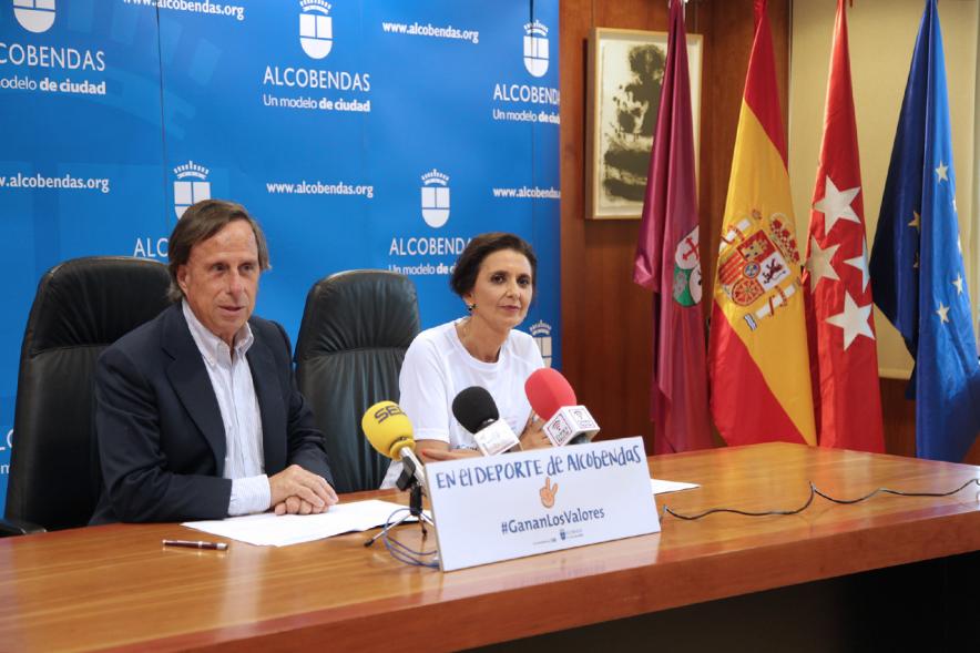 Presentación Campaña en el Deporte de Alcobendas Ganan los Valores - Imagen del alcalde y la concejal.  