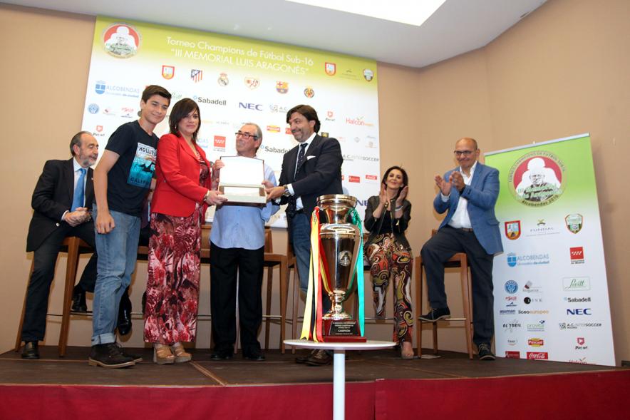 Presentación del IIIer Memorial Luis Aragonés - Las autoridades entregando un recuerdo.