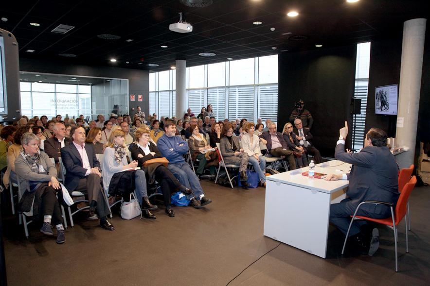 Presentación Libro "Imperiofobia y Leyenda Negra" e Inauguración Exposición Ilustraciones Martín Lutero - Imagen parcial del concejal y el público.