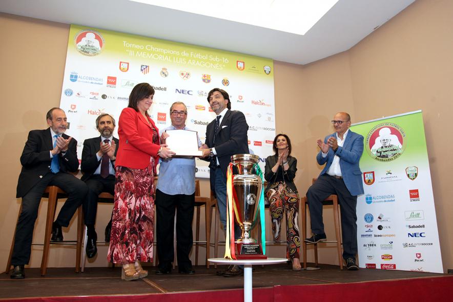 Presentación del IIIer Memorial Luis Aragonés -  Las autoridades entregando un recuerdo.