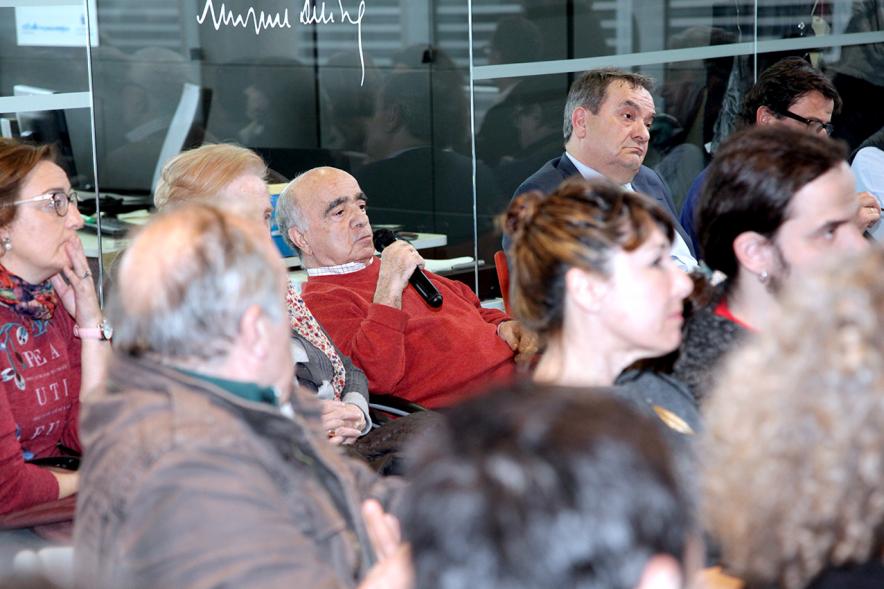 Presentación Libro "Imperiofobia y Leyenda Negra" e Inauguración Exposición Ilustraciones Martín Lutero - Imagen de un asistente preguntando.