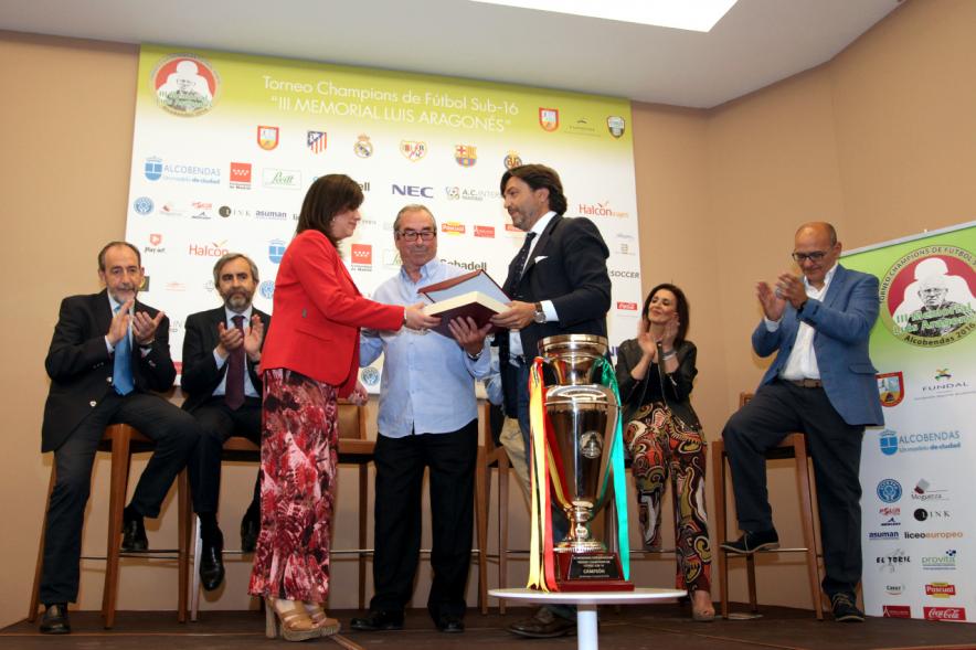 Presentación del IIIer Memorial Luis Aragonés -  Las autoridades entregando un recuerdo.