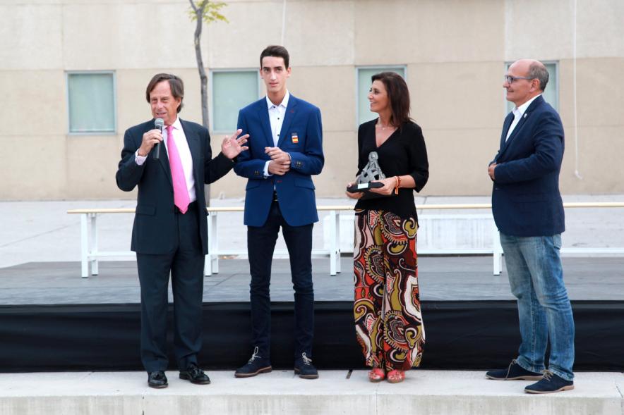 Presentación Equipos FUNDAL Temporada 2016-17 -Deportista con las autoridades. 