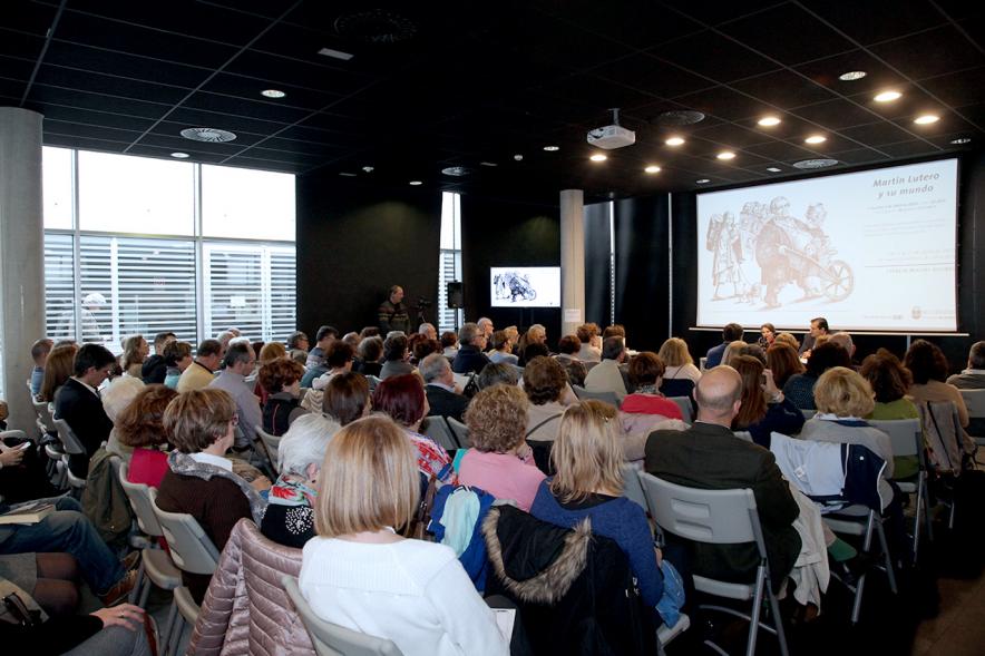 Presentación Libro "Imperiofobia y Leyenda Negra" e Inauguración Exposición Ilustraciones Martín Lutero - Imagen lateral de los asistentes.