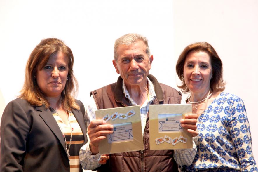 Semana del Mayor 2018 - Presentación - Imagen de las concejales con un participante.