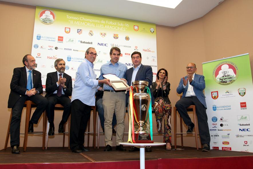 Presentación del IIIer Memorial Luis Aragonés - Las autoridades entregando un recuerdo. 