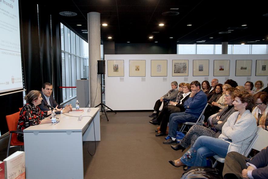 Presentación Libro "Imperiofobia y Leyenda Negra" e Inauguración Exposición Ilustraciones Martín Lutero - Imagen lateral de los presentadores y el público.