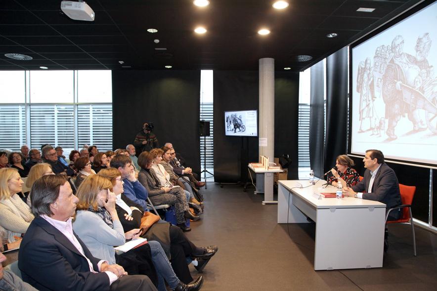 Presentación Libro "Imperiofobia y Leyenda Negra" e Inauguración Exposición Ilustraciones Martín Lutero - Imagen lateral de los asistentes y la mesa  de  presentadores.