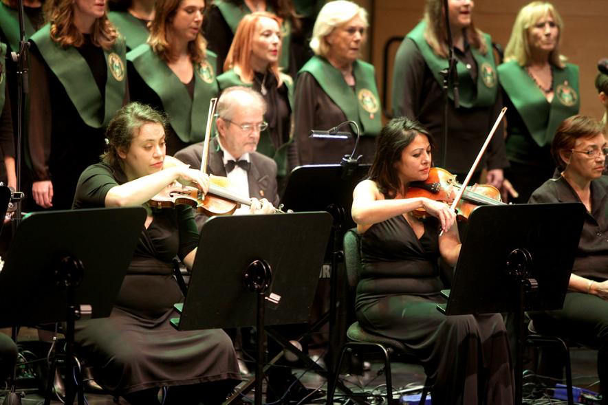 Presentación de las Fiestas de la Virgen de La Paz 2018 - Imagen primer plano del coro y la orquesta.