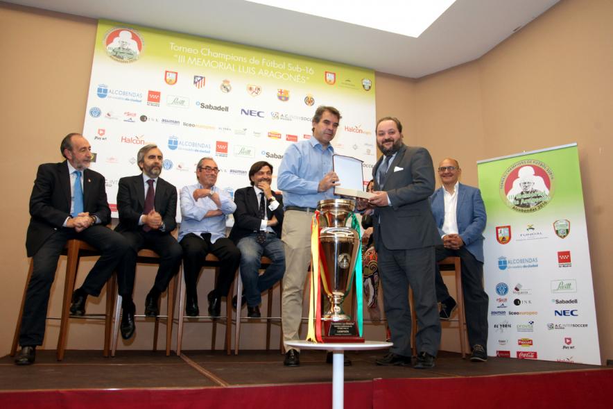 Presentación del IIIer Memorial Luis Aragonés -  Las autoridades entregando un recuerdo.