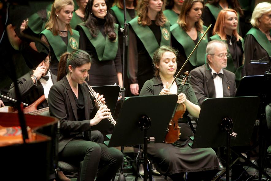 Presentación de las Fiestas de la Virgen de La Paz 2018 - Imagen primer plano del coro y la orquesta.