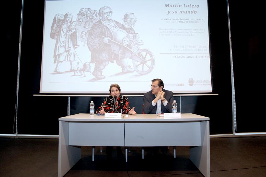 Presentación Libro "Imperiofobia y Leyenda Negra" e Inauguración Exposición Ilustraciones Martín Lutero - Imagen frontal de la autora, el concejal y el cartel anunciador.