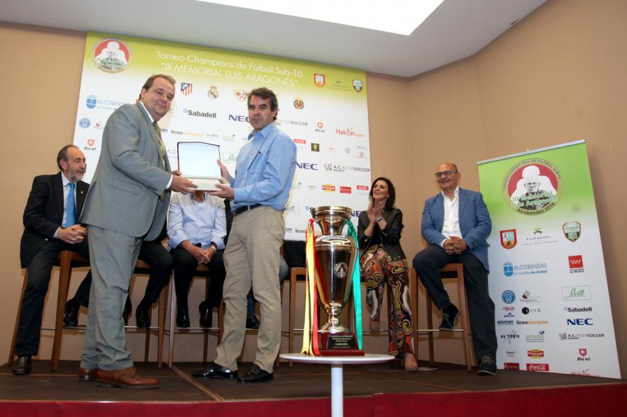Presentación del IIIer Memorial Luis Aragonés - Las autoridades entregando un recuerdo.
