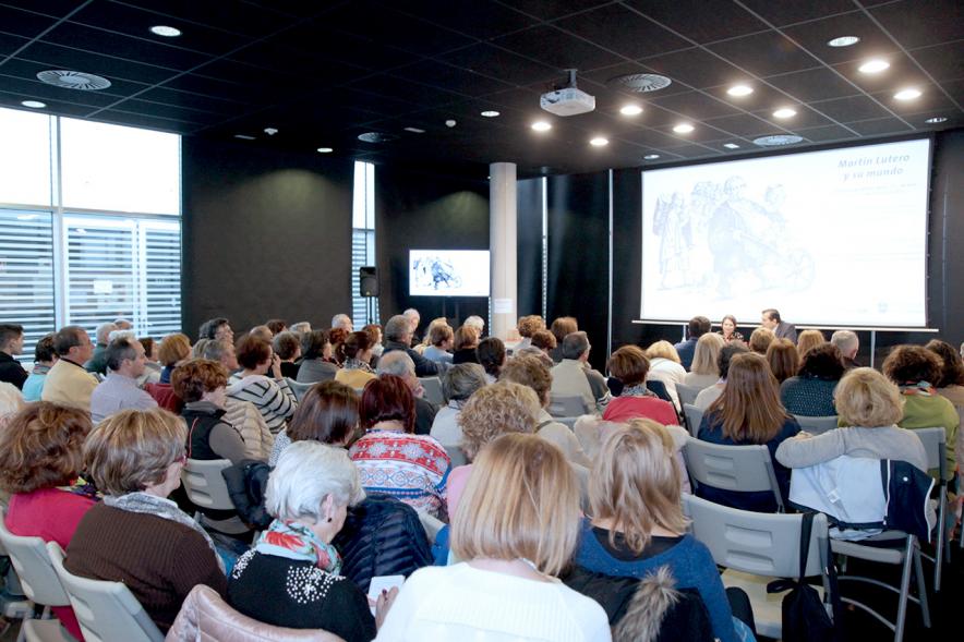 Presentación Libro "Imperiofobia y Leyenda Negra" e Inauguración Exposición Ilustraciones Martín Lutero - Panorámica de los asistentes al evento.