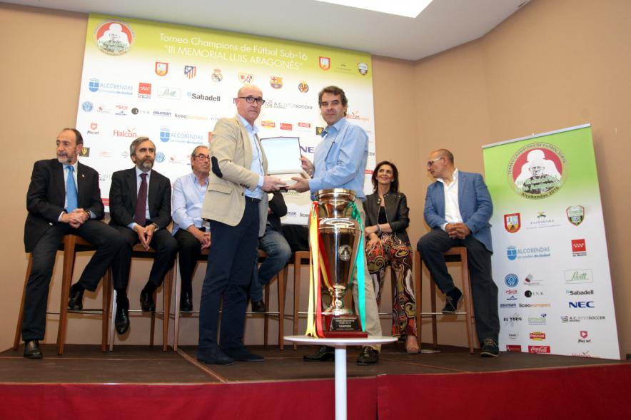 Presentación del IIIer Memorial Luis Aragonés - Las autoridades entregando un recuerdo.