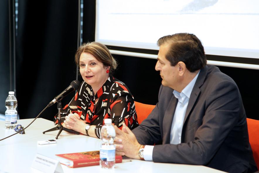 Presentación Libro "Imperiofobia y Leyenda Negra" e Inauguración Exposición Ilustraciones Martín Lutero - Imagen de la autora  y el concejal.