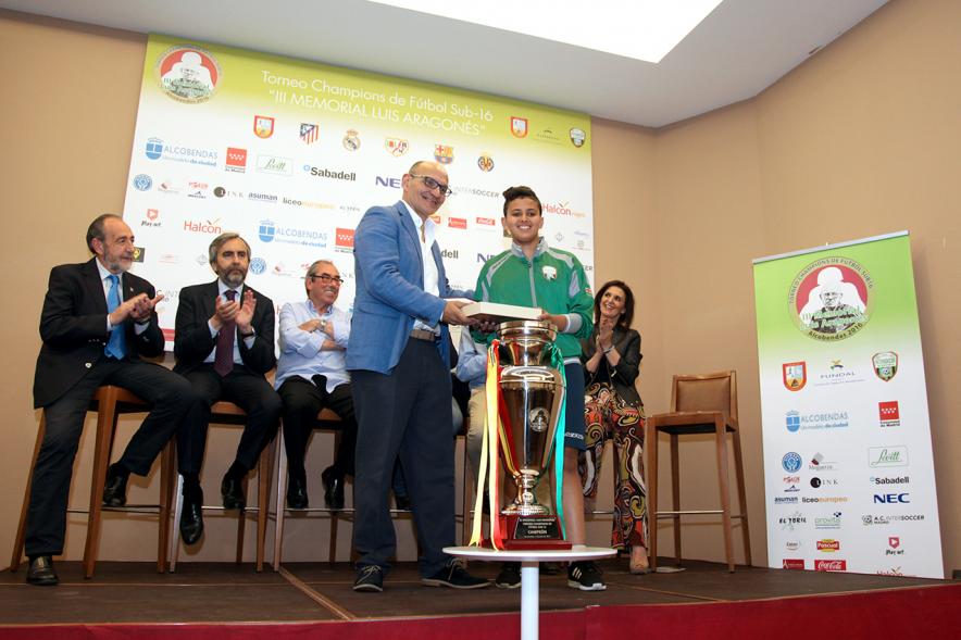 Presentación del IIIer Memorial Luis Aragonés - Las autoridades entregando un recuerdo.