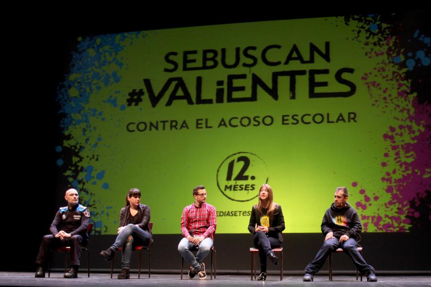 Presentación de la Campaña "Se Buscan Valientes" -  Escenario con  los protagonistas.
