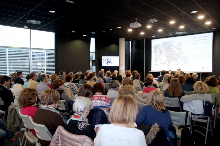 Presentación Libro "Imperiofobia y Leyenda Negra" e Inauguración Exposición Ilustraciones Martín Lutero - Imagen posterior de los asistentes.
