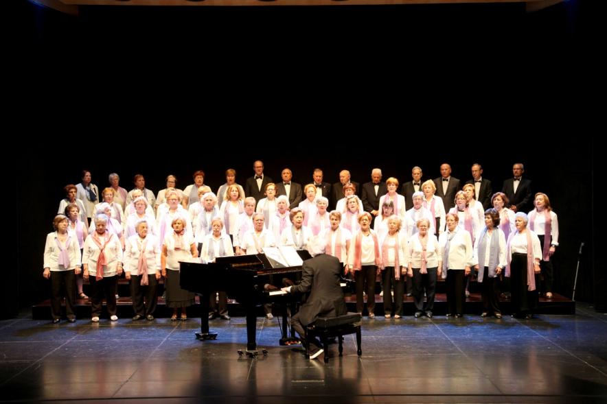Semana del Mayor 2018 - Presentación - Imagen del escenario con todo el coro.