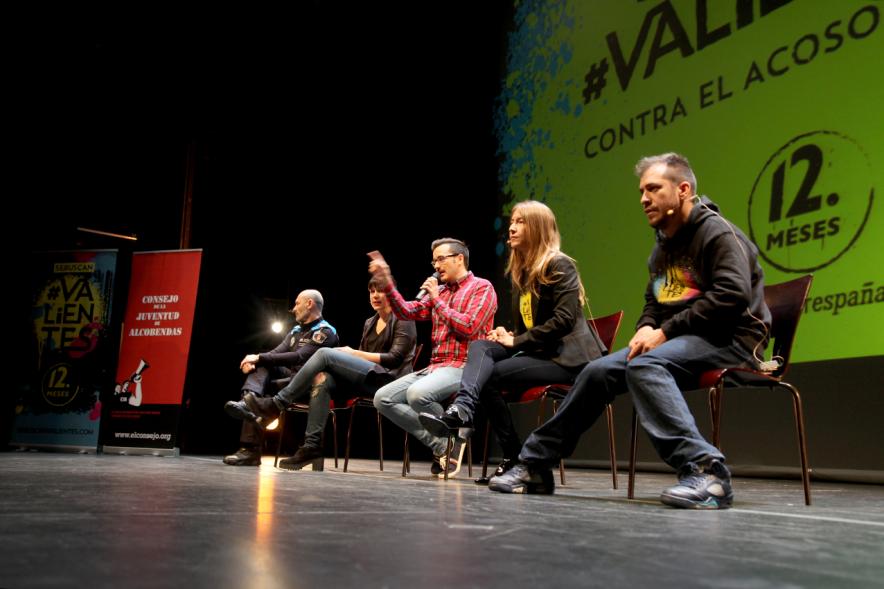 Presentación de la Campaña "Se Buscan Valientes" - Escenario con  los protagonistas.