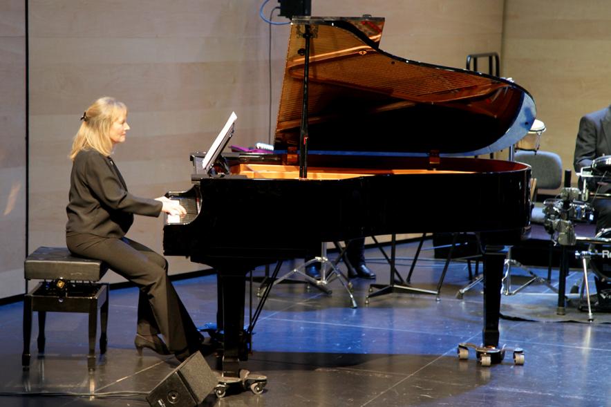 Presentación de las Fiestas de la Virgen de La Paz 2018 - Imagen primer plano de la pianista.