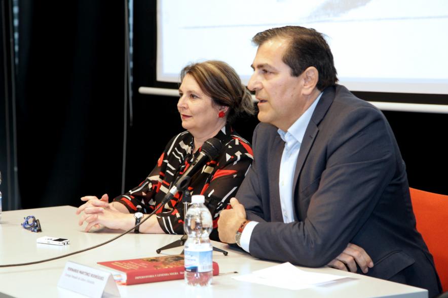 Presentación Libro "Imperiofobia y Leyenda Negra" e Inauguración Exposición Ilustraciones Martín Lutero - Imagen de la autora  y el concejal.
