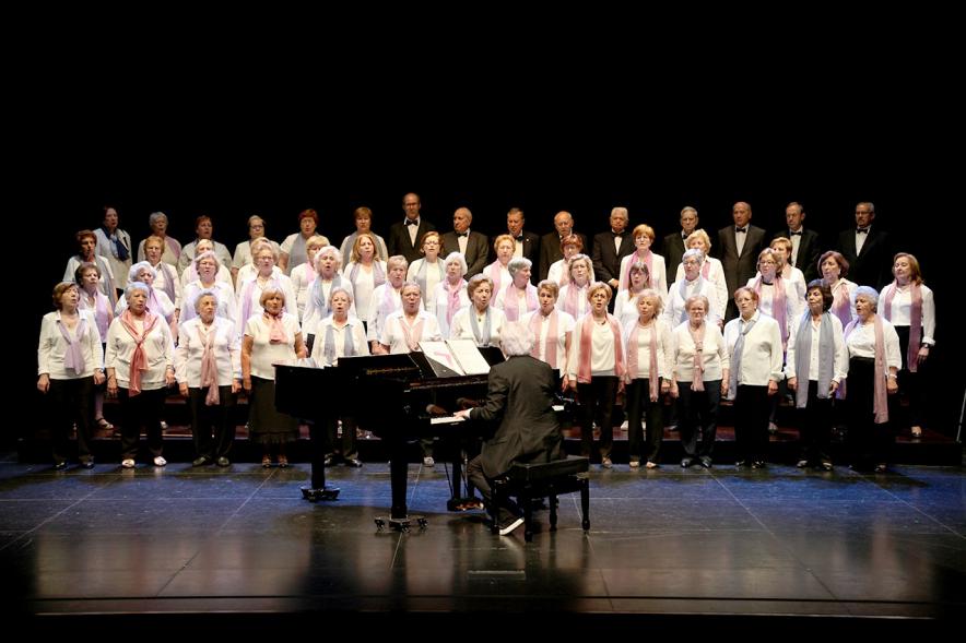 Semana del Mayor 2018 - Presentación - Imagen central del coro en el escen Imagen de tres participantes.ari9ol