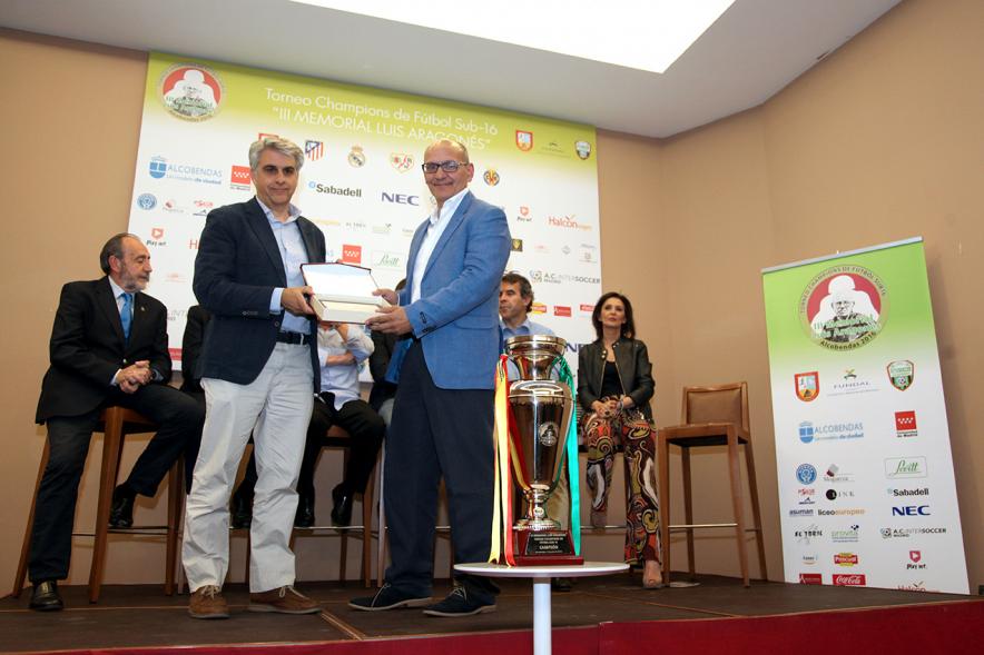 Presentación del IIIer Memorial Luis Aragonés -  Las autoridades entregando un recuerdo.