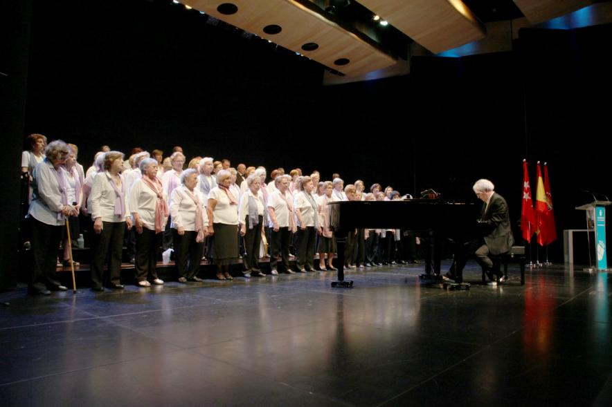 Semana del Mayor 2018 - Imagen del escenario con el coro 