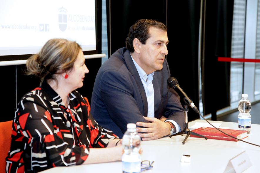 Presentación Libro "Imperiofobia y Leyenda Negra" e Inauguración Exposición Ilustraciones Martín Lutero -  Imagen de la autora  y el concejal.