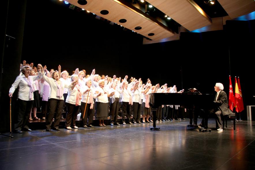 Semana del Mayor 2018 - Presentación - Imagen del coro en el escenario.