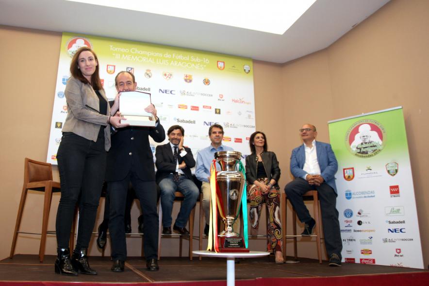Presentación del IIIer Memorial Luis Aragonés - Las autoridades entregando un recuerdo.