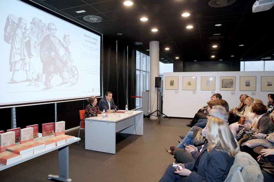 Presentación Libro "Imperiofobia y Leyenda Negra" e Inauguración Exposición Ilustraciones Martín Lutero - Imagen lateral de los presentadores y el público.