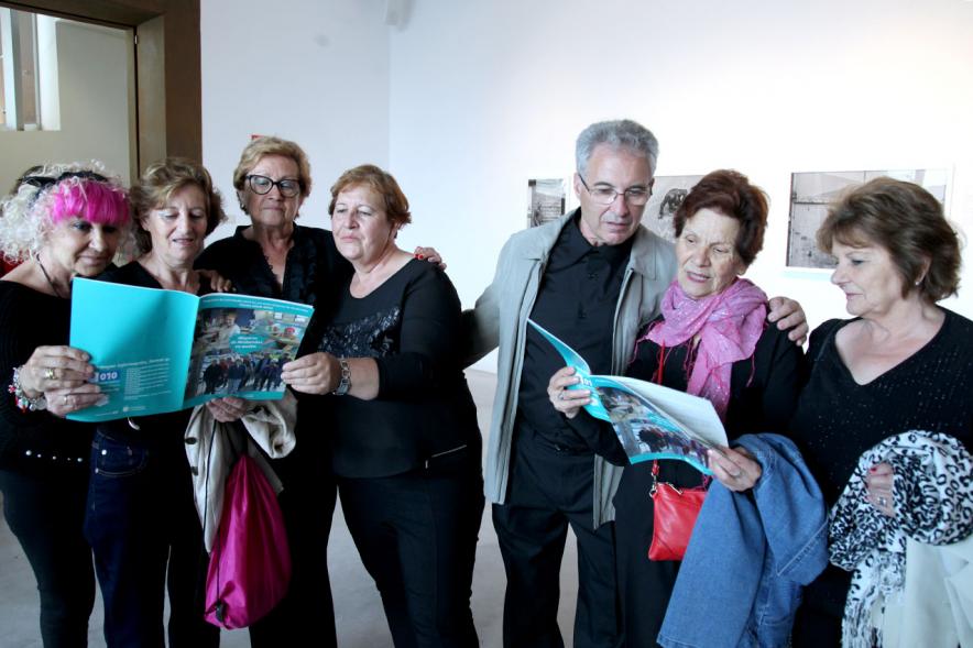 Semana del Mayor 2018 - Presentación - Imagen de los mayores con el folleto.