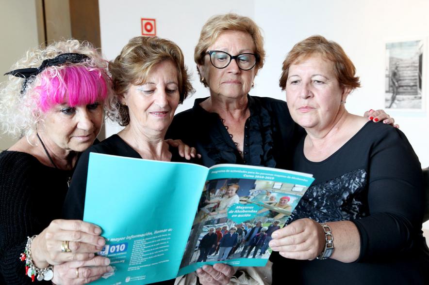 Semana del Mayor 2018 - Presentación - Grupo de mujeres con el folleto.
