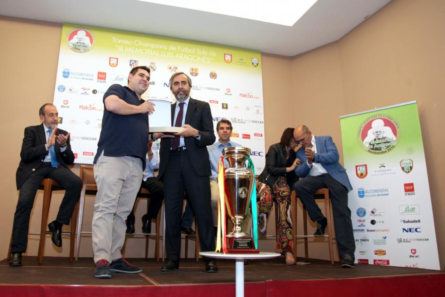 Presentación del IIIer Memorial Luis Aragonés -  Las autoridades entregando un recuerdo.