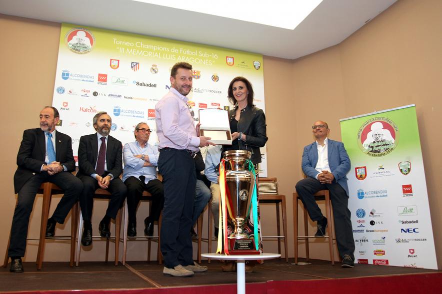 Presentación del IIIer Memorial Luis Aragonés - Las autoridades entregando un recuerdo. 
