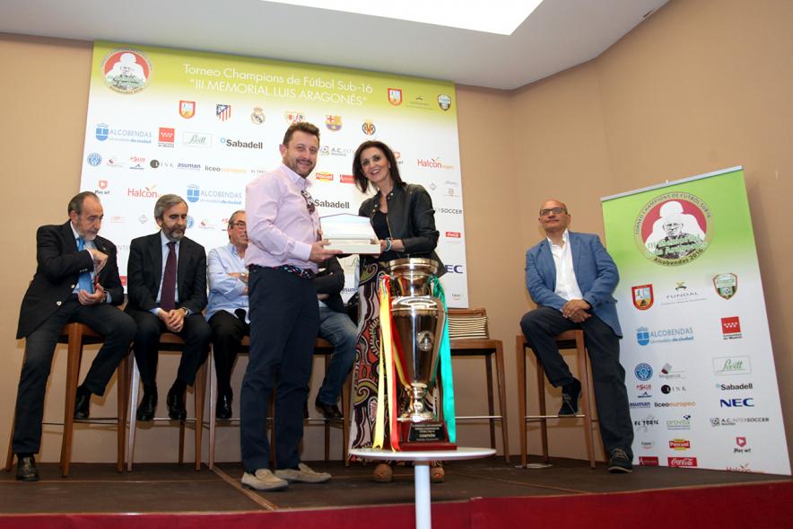 Presentación del IIIer Memorial Luis Aragonés -Las autoridades entregando un recuerdo.
