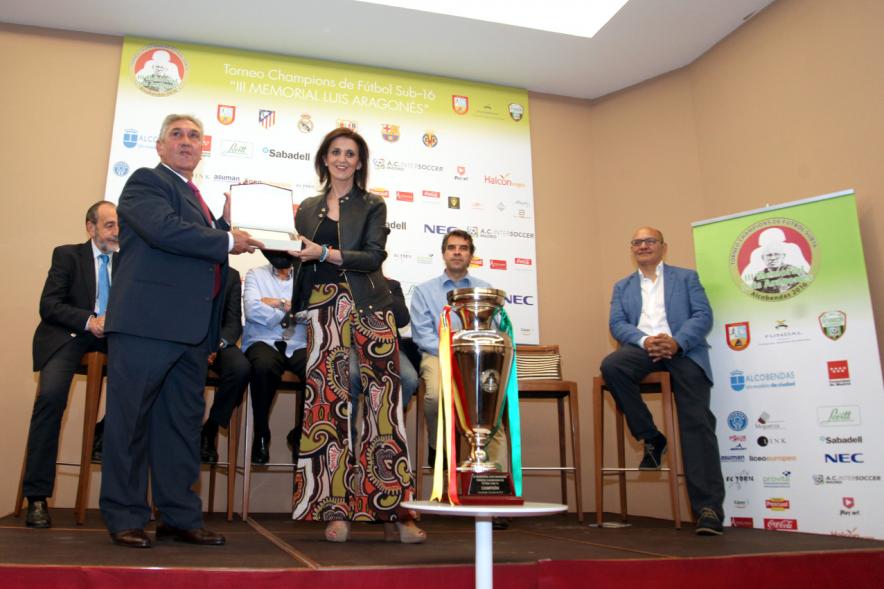 Presentación del IIIer Memorial Luis Aragonés -  Las autoridades entregando un recuerdo.