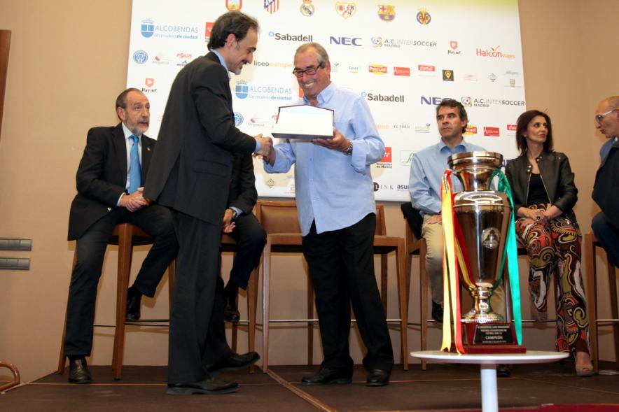 Presentación del IIIer Memorial Luis Aragonés -  Las autoridades entregando un recuerdo.