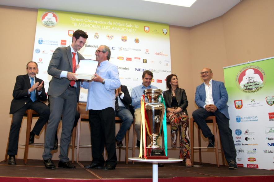 Presentación del IIIer Memorial Luis Aragonés - Las autoridades entregando un recuerdo.
